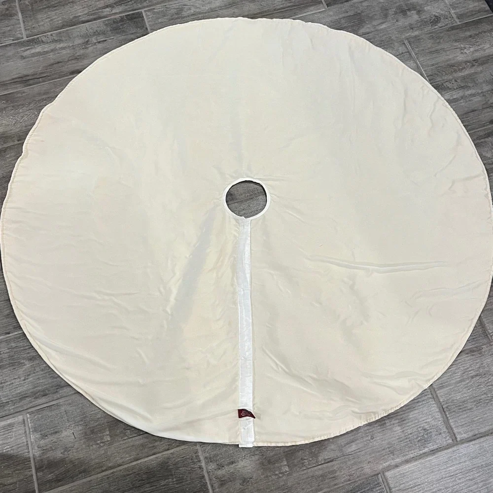 Luxehabitat Cream Embroidered Beaded Christmas Tree Skirt 49 Inch Diameter‎